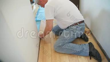 人安装层板地板DIY.